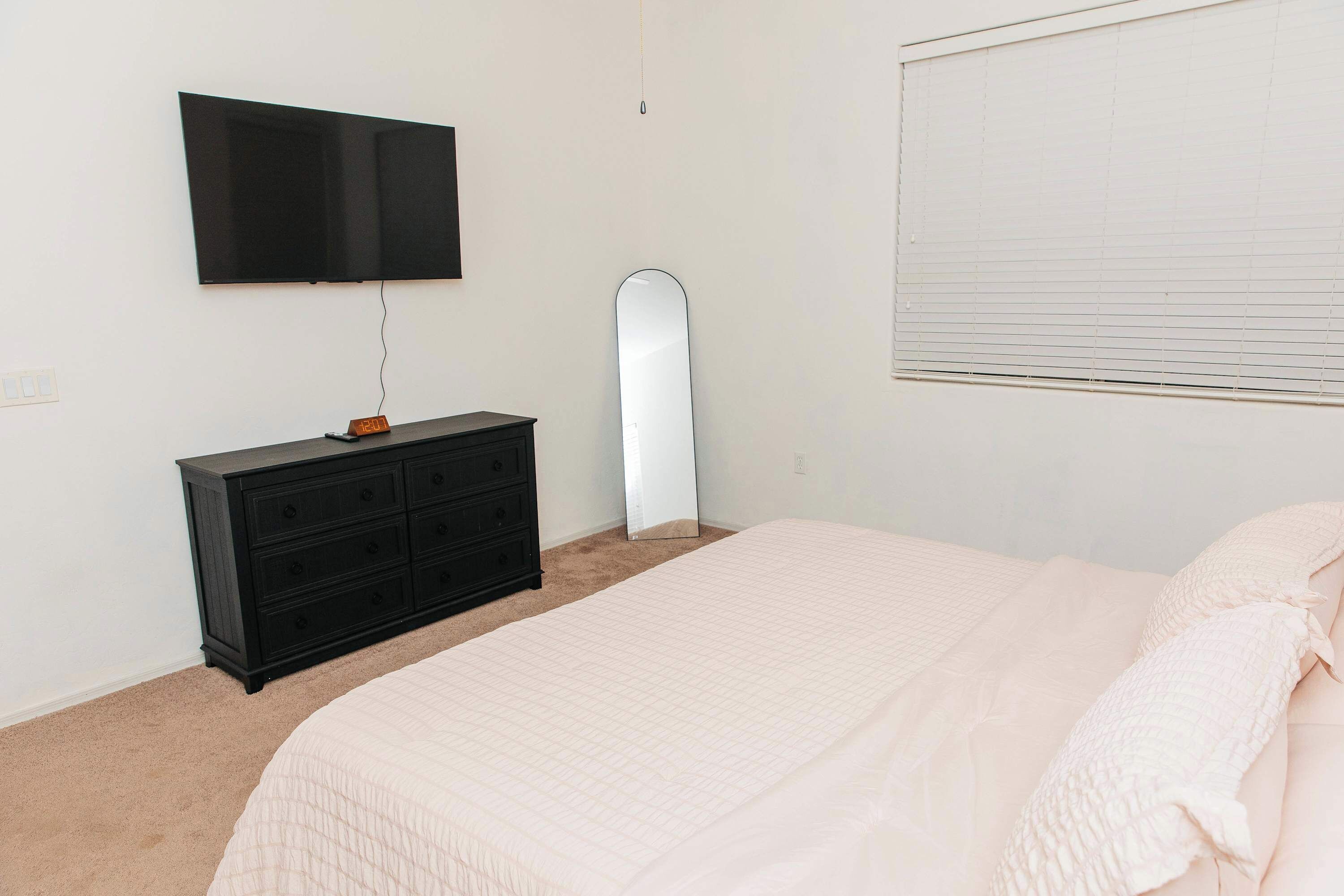 2 bedrooms, desk, WiFi, bed sheets