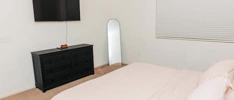 2 bedrooms, desk, WiFi, bed sheets