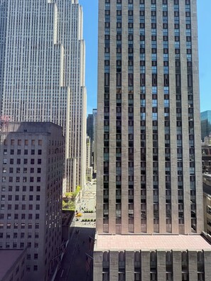 Exterior - Luxury Rockefeller Center 1BR / King Bed / Gym (New York)