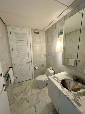 Hair dryer, towels, soap, toilet paper - Luxury Rockefeller Center 1BR / King Bed / Gym (New York)