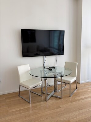 Dining - Luxury Rockefeller Center 1BR / King Bed / Gym (New York)