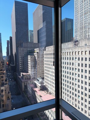 Interior - Luxury Rockefeller Center 1BR / King Bed / Gym (New York)