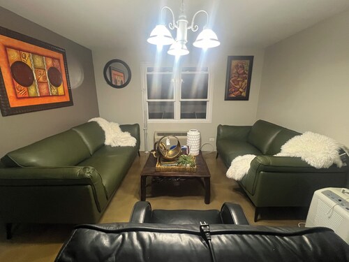 2-bedroom condo in Paget Parish ,AC comfort close to beach restaurants grocery