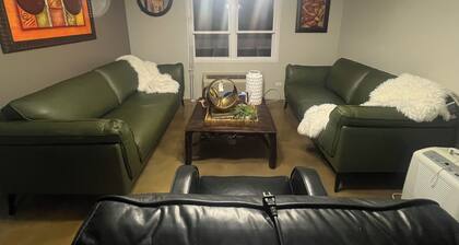 2-bedroom condo in Paget Parish ,AC comfort close to beach restaurants grocery