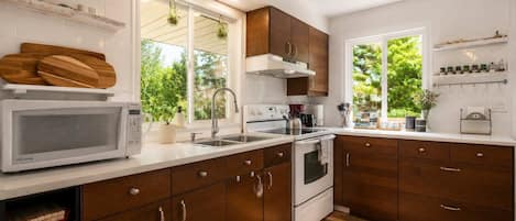 Réfrigérateur, four à micro-ondes, un four, surface de cuisson
