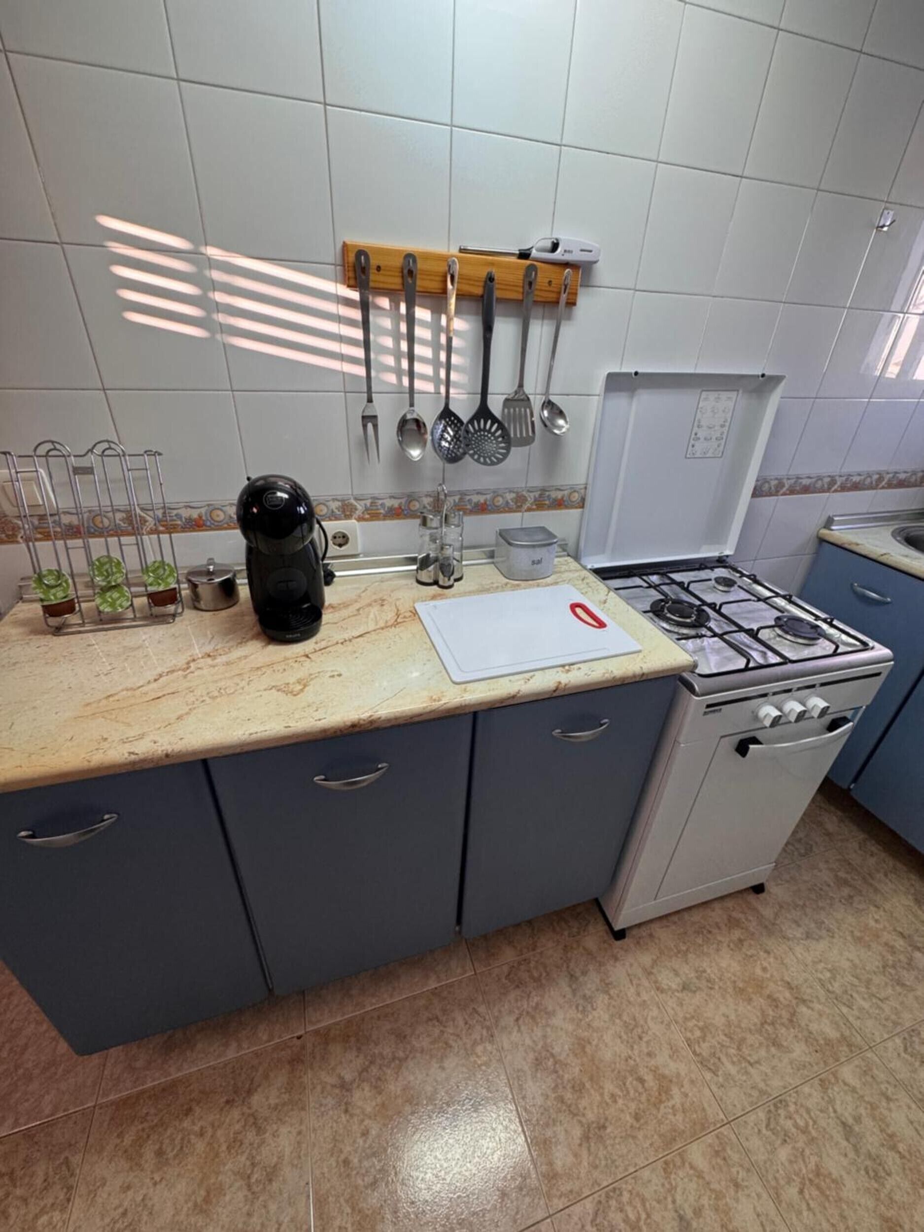 Frigorífico, microondas, placa de cocina y cafetera o tetera