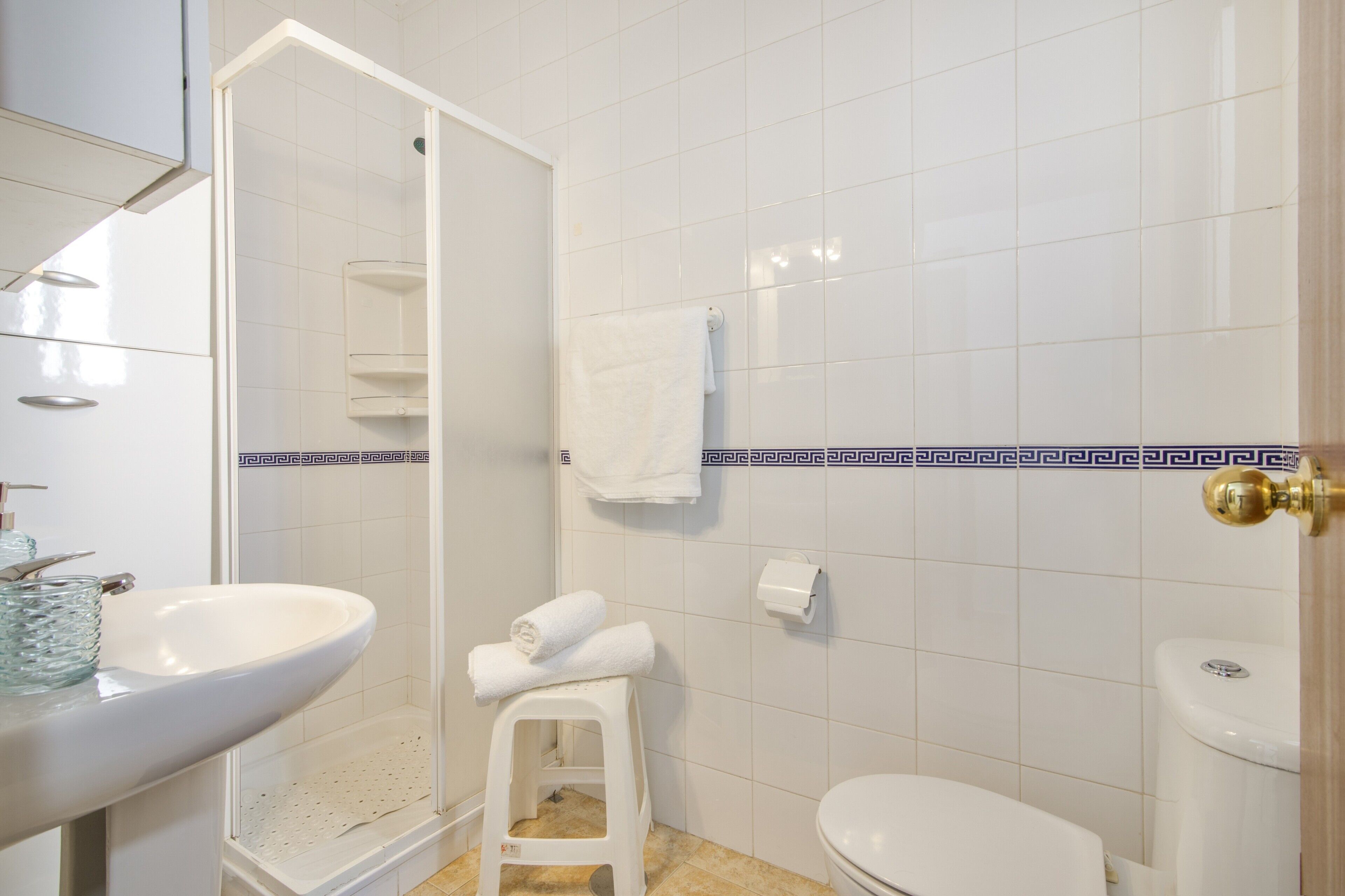 Een badkamer met een wastafel, toilet en douche.