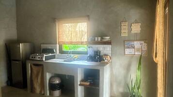Fridge, stovetop, coffee/tea maker, blender