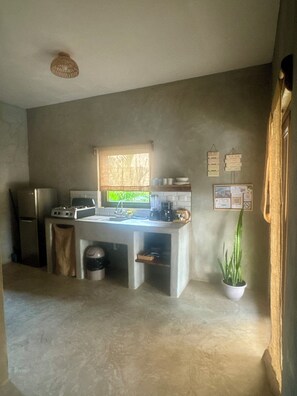 Fridge, stovetop, coffee/tea maker, blender