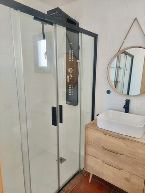 Douche, sèche-cheveux, bidet, serviettes fournies