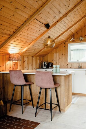 Interior - Simple living right next to the sea (Græsted)