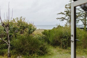 Interior - Simple living right next to the sea (Græsted)