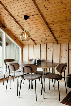 Dining - Simple living right next to the sea (Græsted)