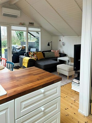 TV - Summer house with authentic charm on Enø (Karrebæksminde)