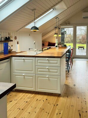 Oven, coffee/tea maker - Summer house with authentic charm on Enø (Karrebæksminde)