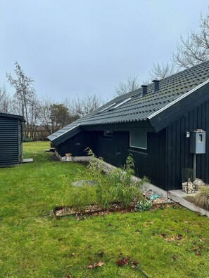 Property grounds - Summer house with authentic charm on Enø (Karrebæksminde)