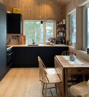 Coffee/tea maker, oven, dishwasher - Family cabin with views in Hillestad (Dølemo)