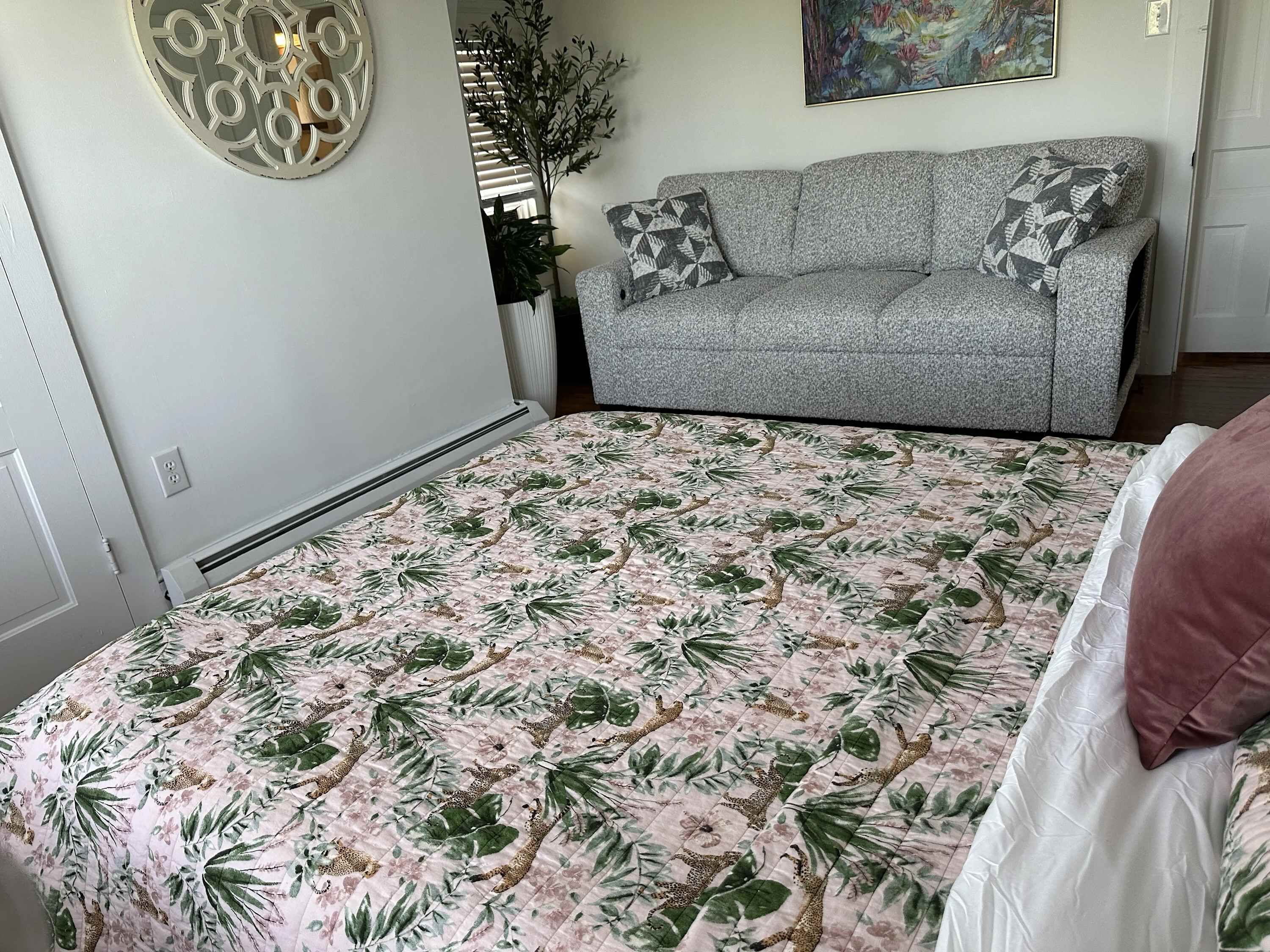 Queen bed - 2nd flr