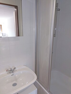 Hair dryer, towels, soap, toilet paper - Vrbo Property (Sonthofen)