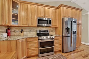 Fridge, microwave, oven, stovetop - Forest Cove · Cozy, Secluded w/ Hot Tub & More (Mineral)