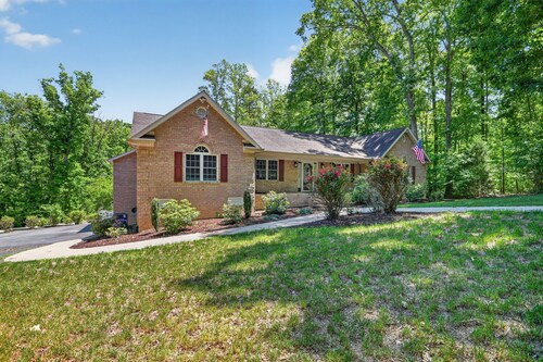 Forest Cove · Cozy, Secluded w/ Hot Tub & More