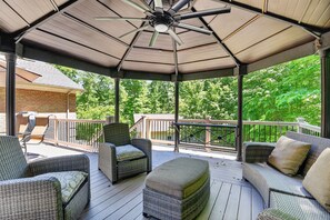 Terrace/patio - Forest Cove · Cozy, Secluded w/ Hot Tub & More (Mineral)