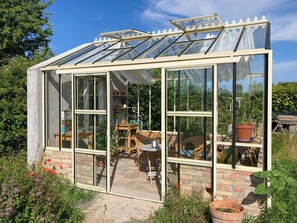 Outdoor dining - Holiday home with greenhouse near Mälarhusen (Skåne län)