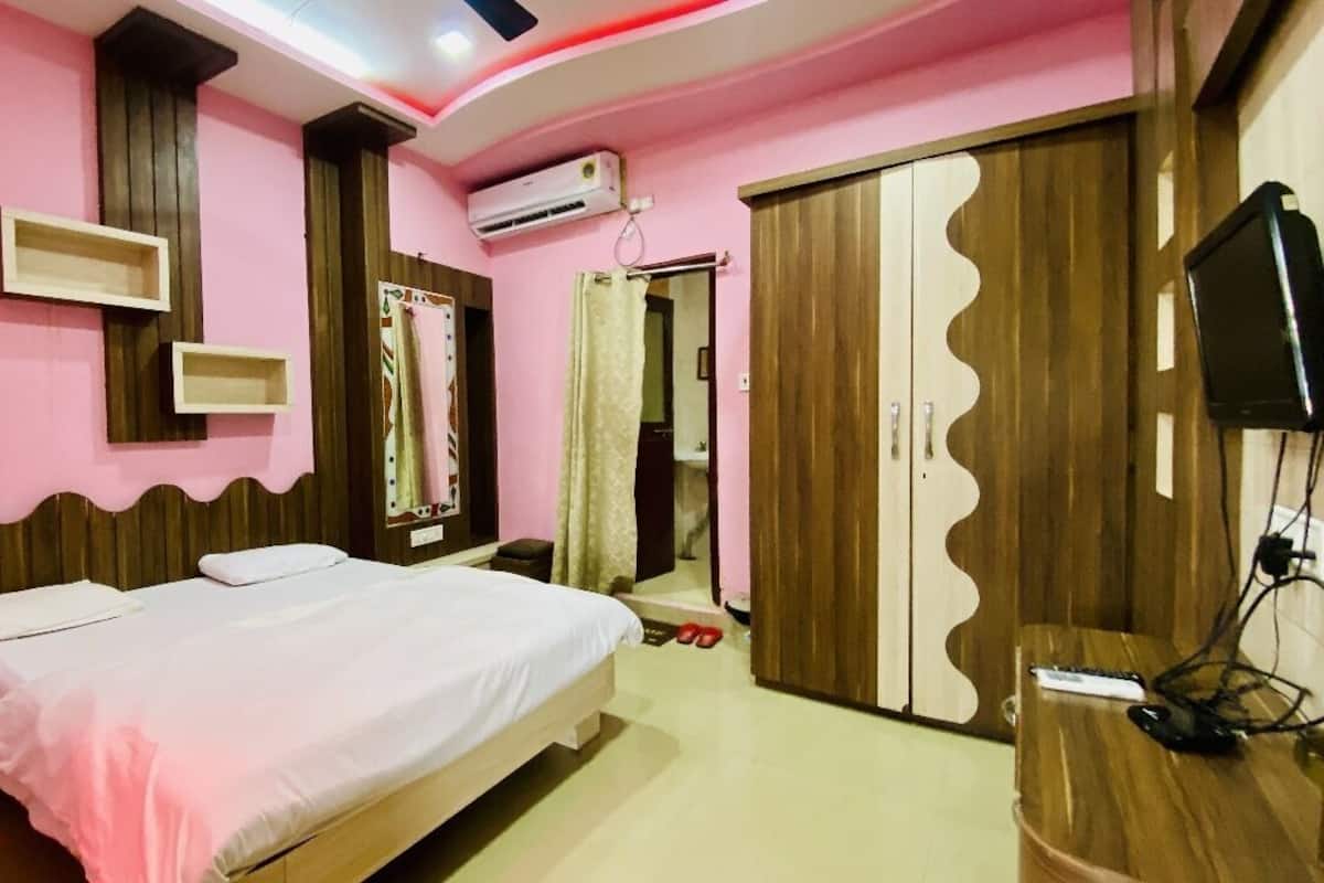 Kamar Deluks | Meja kerja, ruang kerja ramah laptop, dan Wi-Fi gratis
