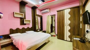 Deluxe Room | Desk, laptop workspace, free WiFi