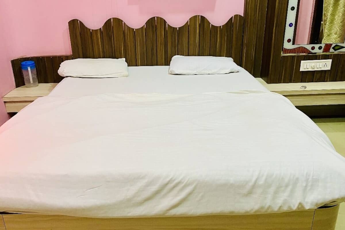 Kamar Basic | Meja kerja, ruang kerja ramah laptop, dan Wi-Fi gratis