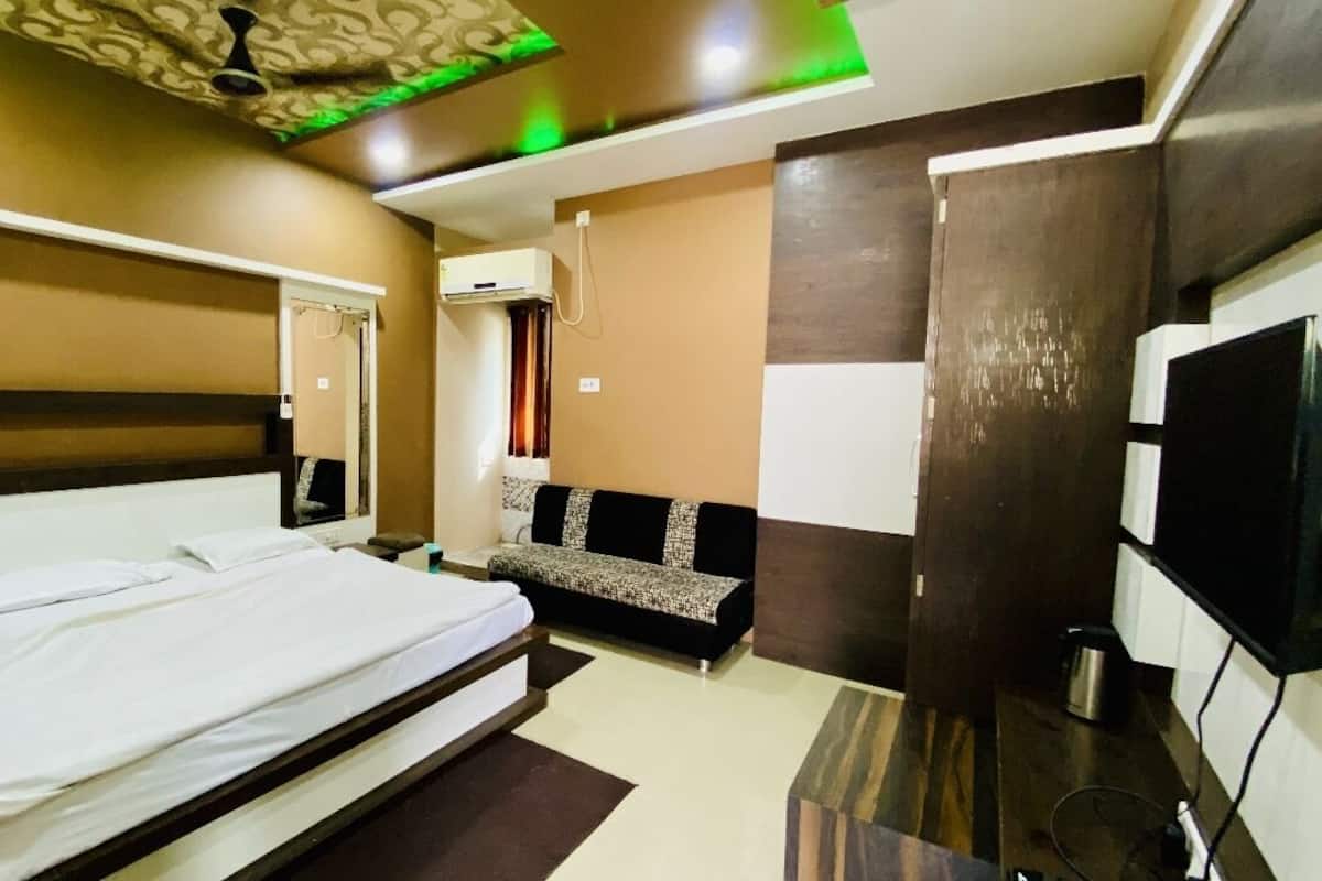 Kamar Standar | Meja kerja, ruang kerja ramah laptop, dan Wi-Fi gratis