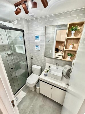 Dusche, Haartrockner, Handtücher, Seife