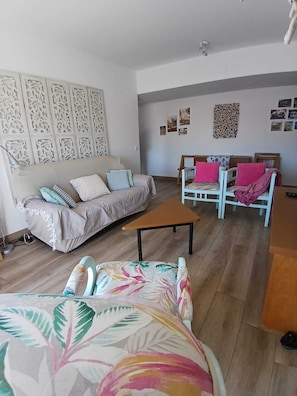 Smart TV, books - 3Marias Lovely 2-Bedroom Apartment on the Outskirts of Lagos' Historic Center (Lagos)