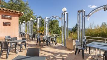 Apartment | Outdoor dining