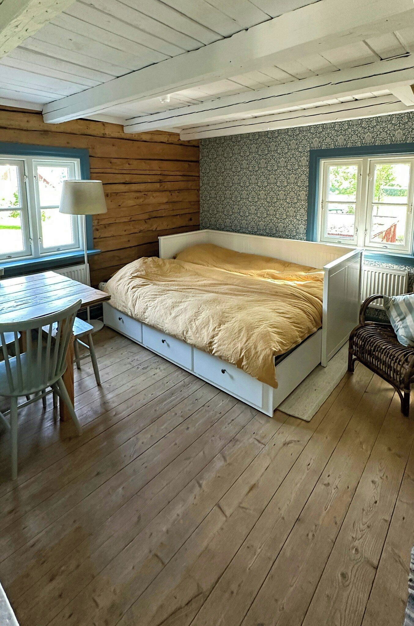 Ein Zimmer mit einem Bett, einem Tisch und einem Stuhl.