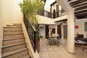 Outdoor dining - Riad elkhamsa maison Privé avec petite déjeuner inclus (Marrakech)