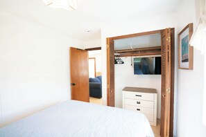 Room - Dog-Friendly Coastal Bungalow Near URI (South Kingstown)