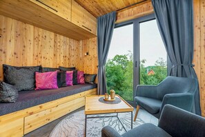 Living area - Discover the Harz National Park from a tree house (Ilsenburg)