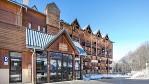 Un edificio in legno con un cartello che riporta la scritta 'Le Hameau de Valloire'.
