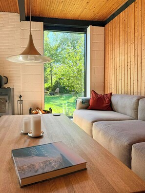 TV, fireplace - 60s modernism by Rågeleje beach (Vejby)