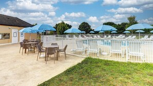 A poolside area with lounge chairs, umbrellas, and a sign for a swimming pool. - Cosy Apartment Near Egletons Town (Egletons)