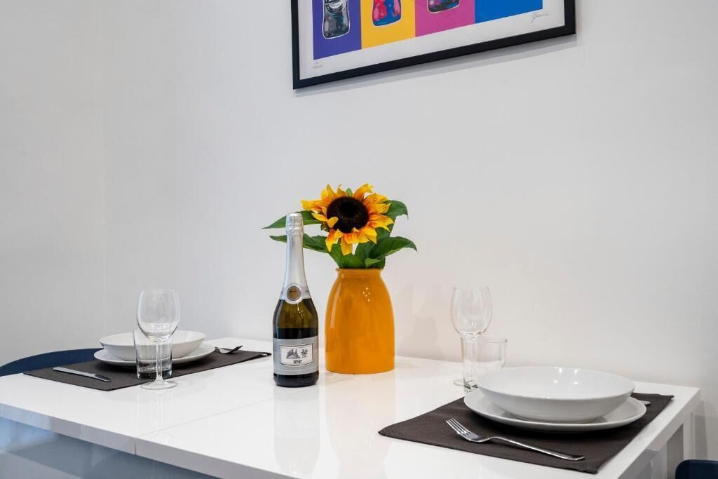 Apartamento luxo, sacada, vista para a cidade | Opções para refeição
