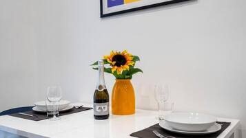 Apartamento luxo, sacada, vista para a cidade | Opções para refeição