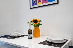 Apartamento luxo, sacada, vista para a cidade | Opções para refeição