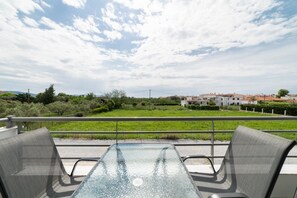 Outdoor dining - Sea& Salt- Panoramic Terrace BBQ Starlink WiFi  2-bedroom Loft Paralia Ofriniou (Paralia Ofriniou)