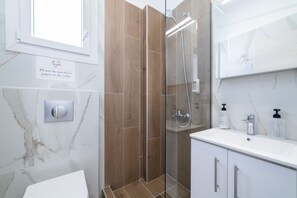 Haartrockner, Handtücher, Seife, Toilettenpapier
