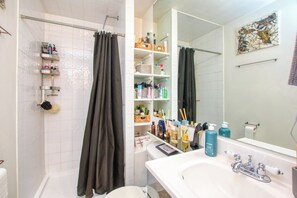 Towels, soap, toilet paper - Industrial mid-century loft in Riverdale, Toronto (Toronto)