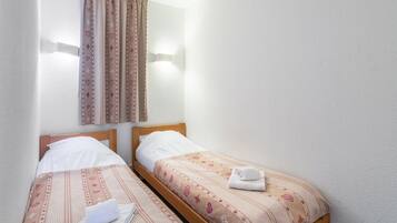 1 bedroom, bed sheets