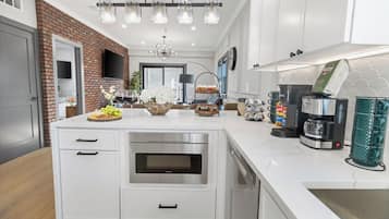 Refrigerador, microondas, horno, placa de cocina