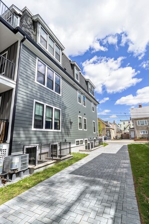 Exterior - Bostonian 2BR2BTH / 8 Minutes to Boston (Somerville)